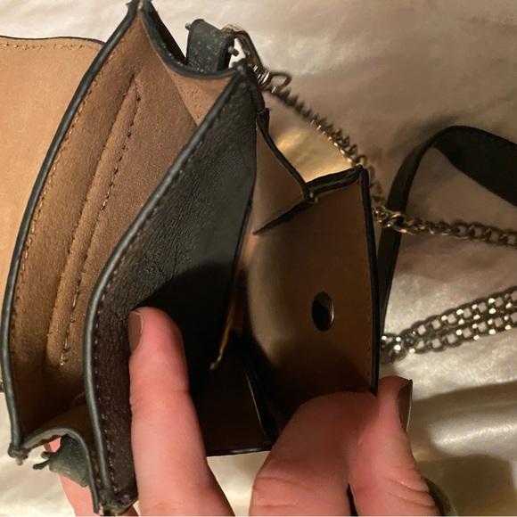 gray cross body wallet with chain straps - Picture 4 of 6